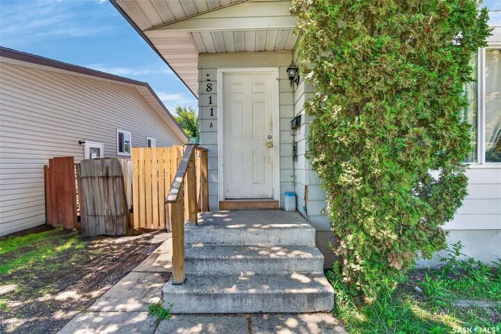 Property Photo:  811 Steeves Avenue A/B  SK S7L 5M9 