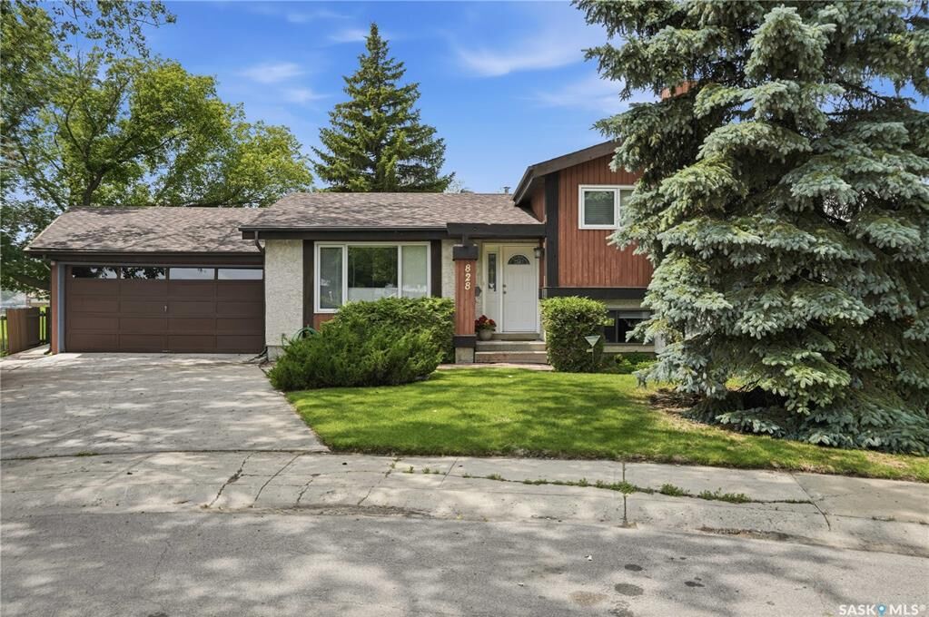 Property Photo: 828 Seymour Crescent N SK S4X 2G4