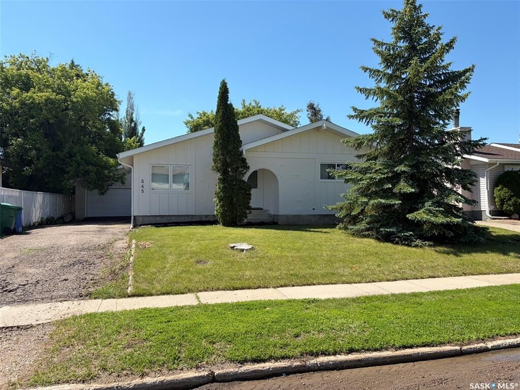 Property Photo: 565 32nd Street W SK S6V 6B7