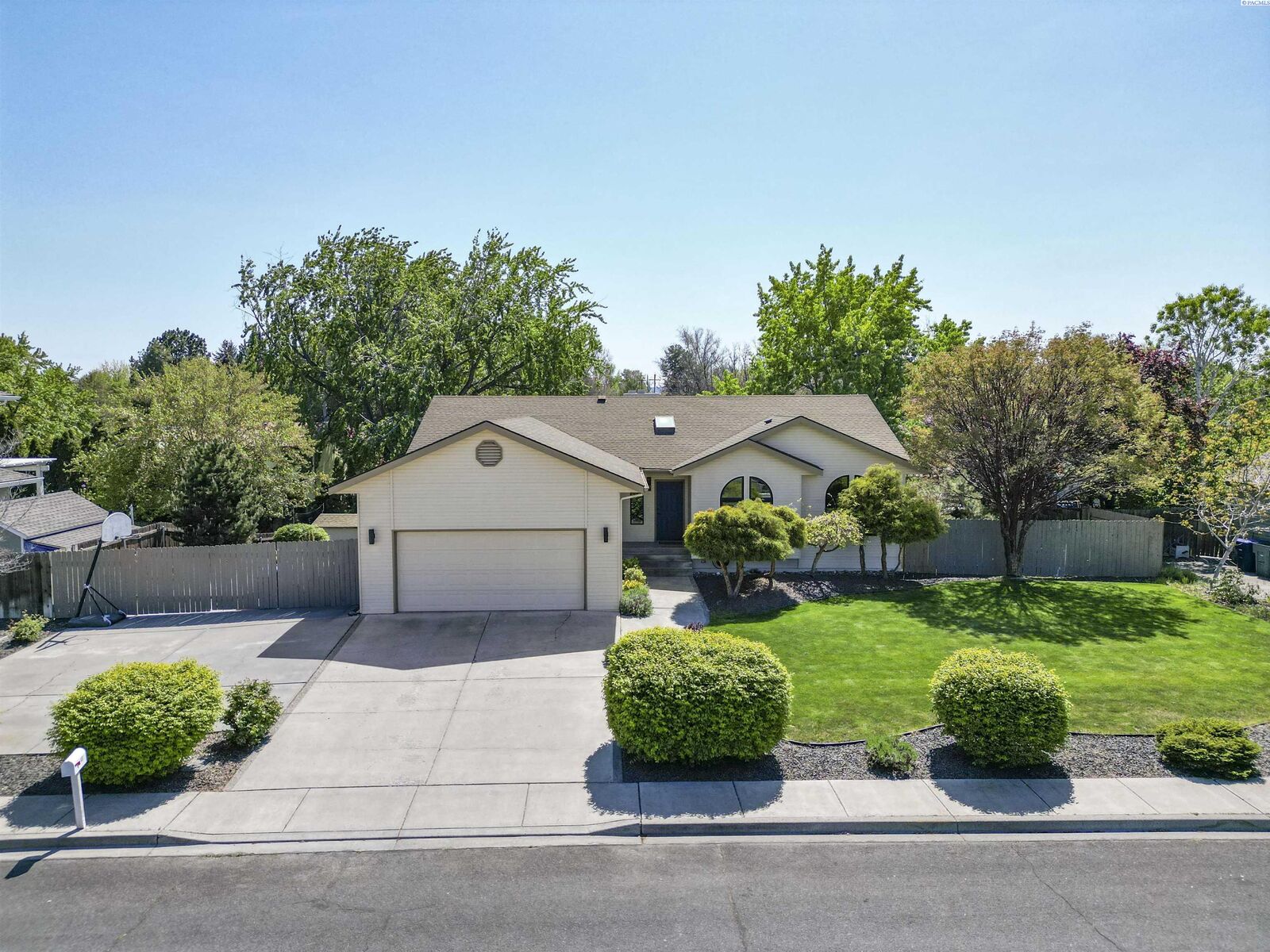 Property Photo: 401 Shaw Street WA 99354