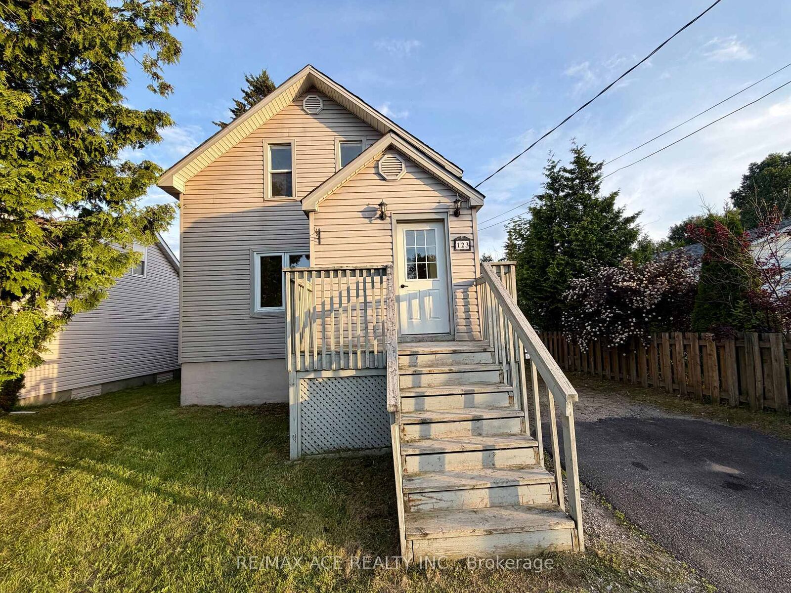 Property Photo: 123 Oakwood Avenue ON P1B 5H8