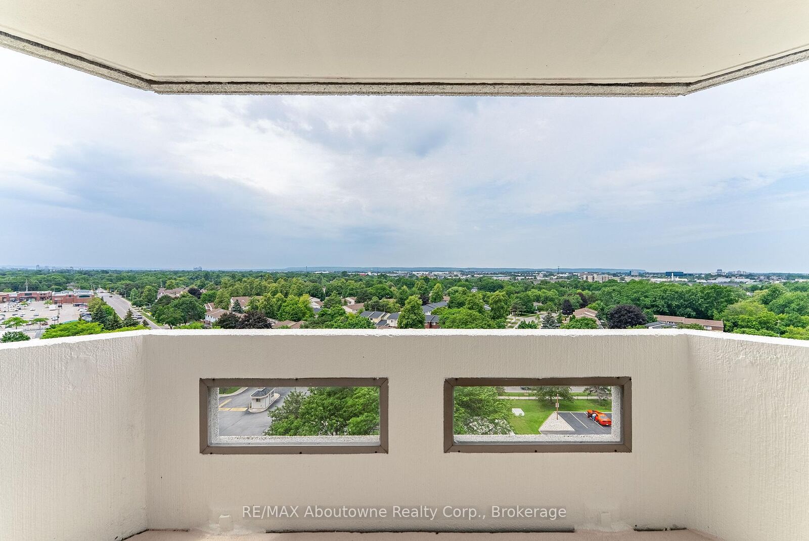 Property Photo: 5080 Pinedale Avenue 1006 ON L7L 5V7