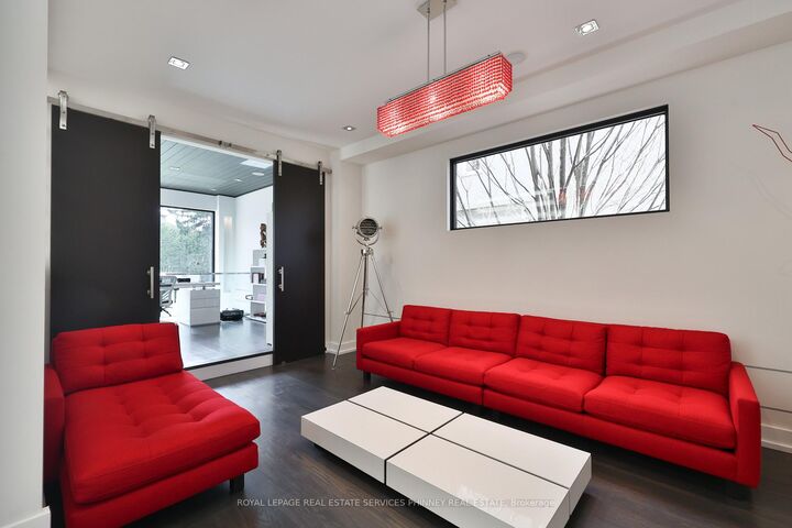 Property Photo: 647 Montbeck Crescent ON L5G 1P1