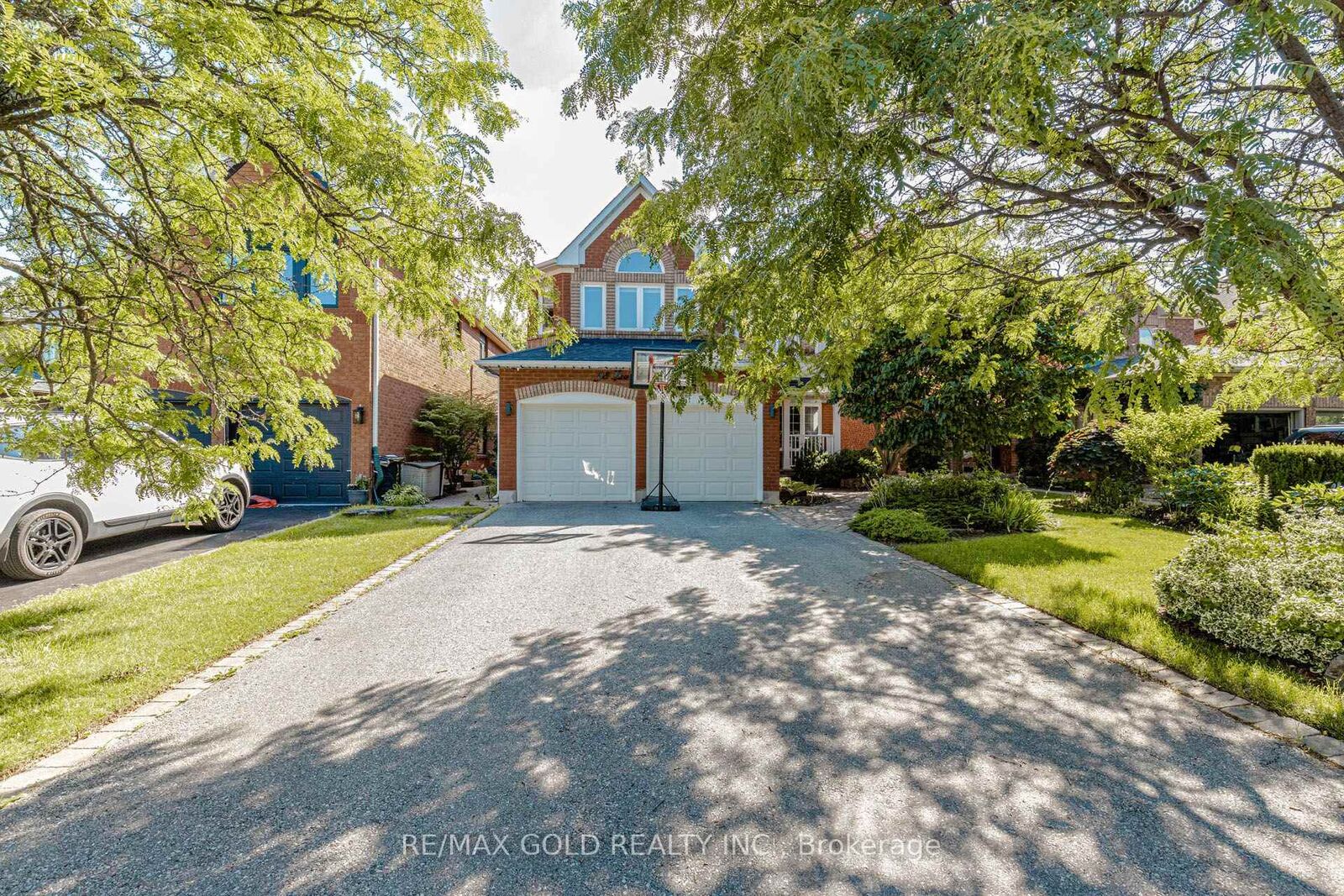 Property Photo: 93 Lauchlin Crescent ON L7G 5R3