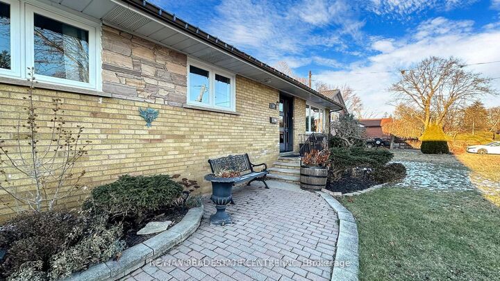 Property Photo:  10 Suburban Drive W  ON L5N 1G5 