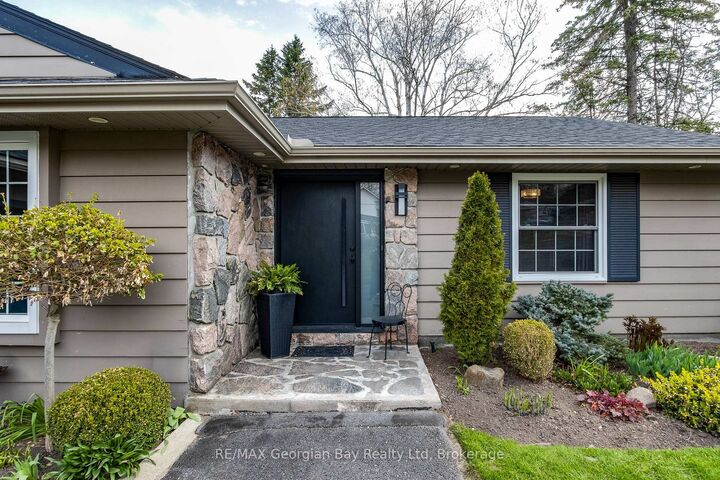 Property Photo: 736 Victoria Street ON L4R 1B4