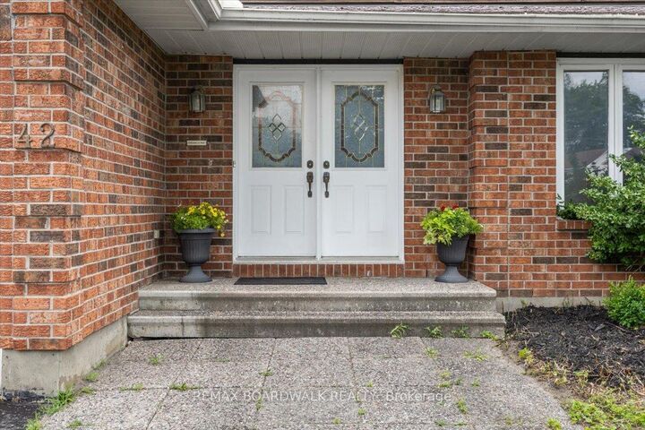 Property Photo:  42 Pickwick Drive  ON K2J 3E7 