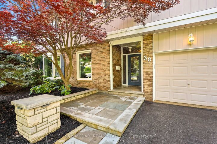 Property Photo: 38 Kenninghall Boulevard ON L5N 1J4
