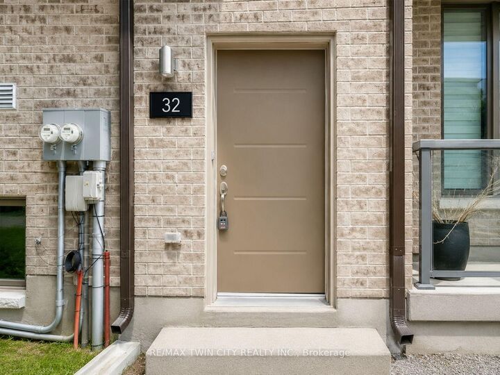 Property Photo:  205 West Oak Lane S 32  ON N2R 0R9 