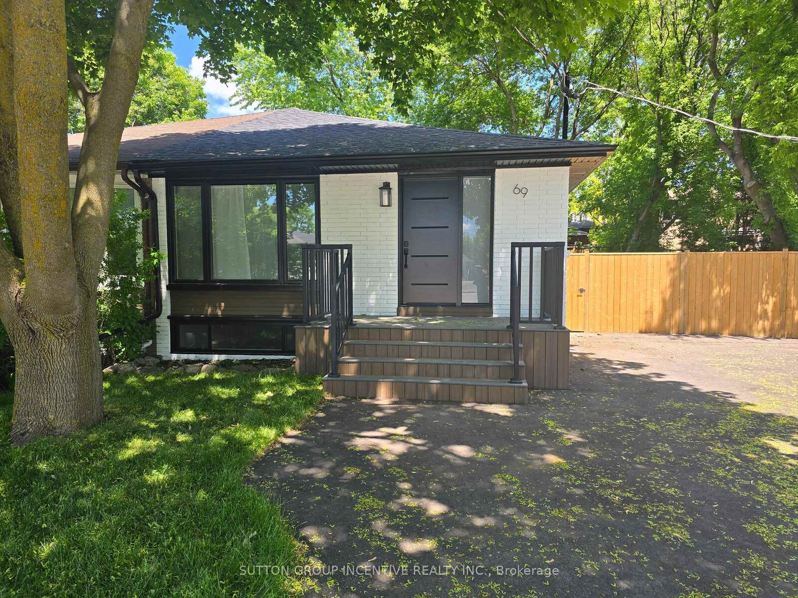 Property Photo: 69 Marlin Court Lower ON L3Y 2W7