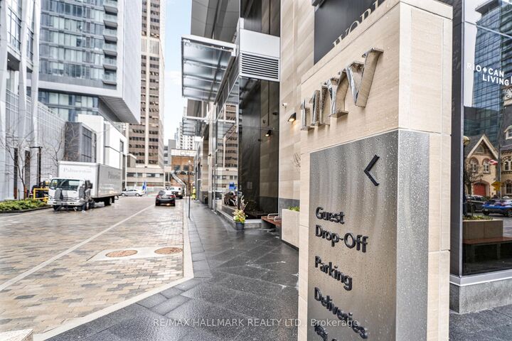 Property Photo:  11 Yorkville Avenue 3406  ON M4W 1L2 