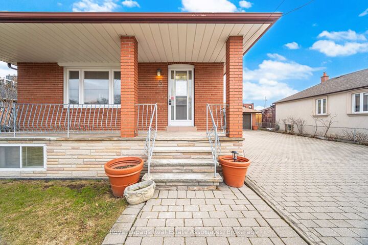 Property Photo:  5 Rosewood Avenue  ON M8Z 1X3 