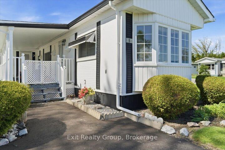 Property Photo:  5 Chapel Boulevard  ON K8N 4Z3 
