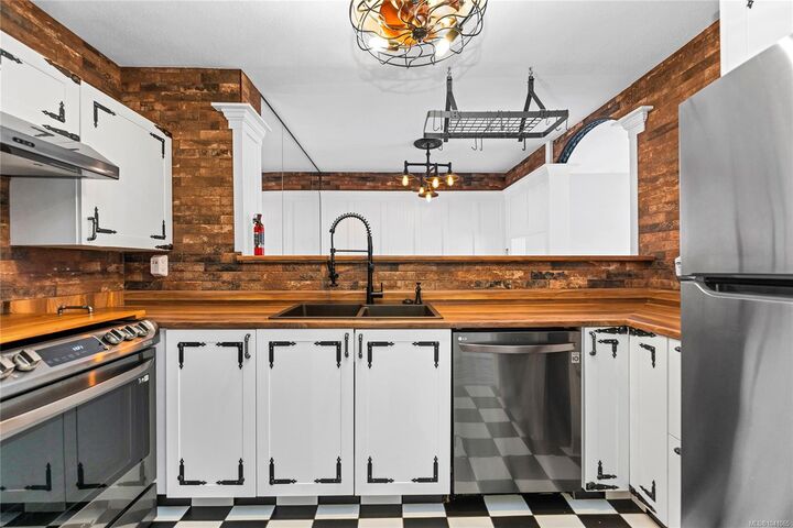 Property Photo: 2529 Wark St #409 BC V8T 5G6