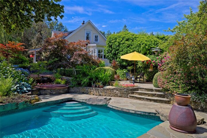 Property Photo: 346 Robinson Rd BC V8K 1P7