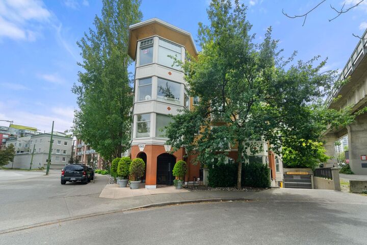 1562 W 5th Avenue 404 — photo 1