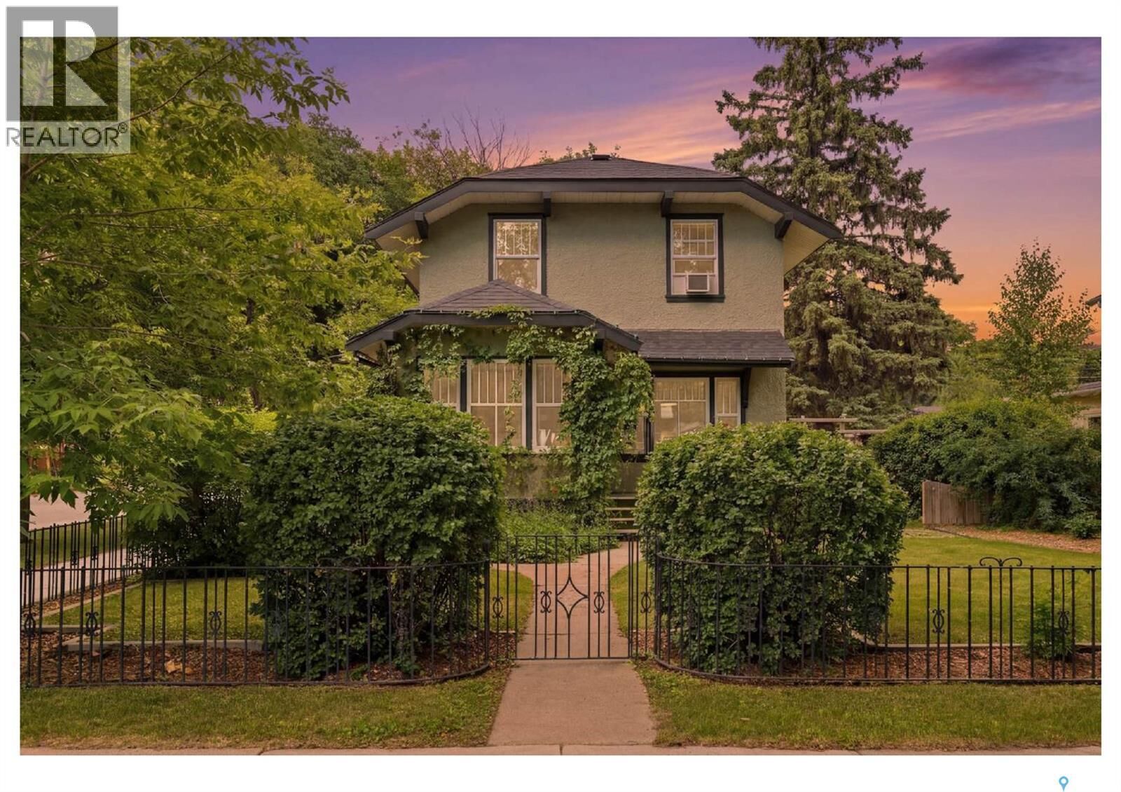 Property Photo:  322 29th Street W  SK S7L 0M1 