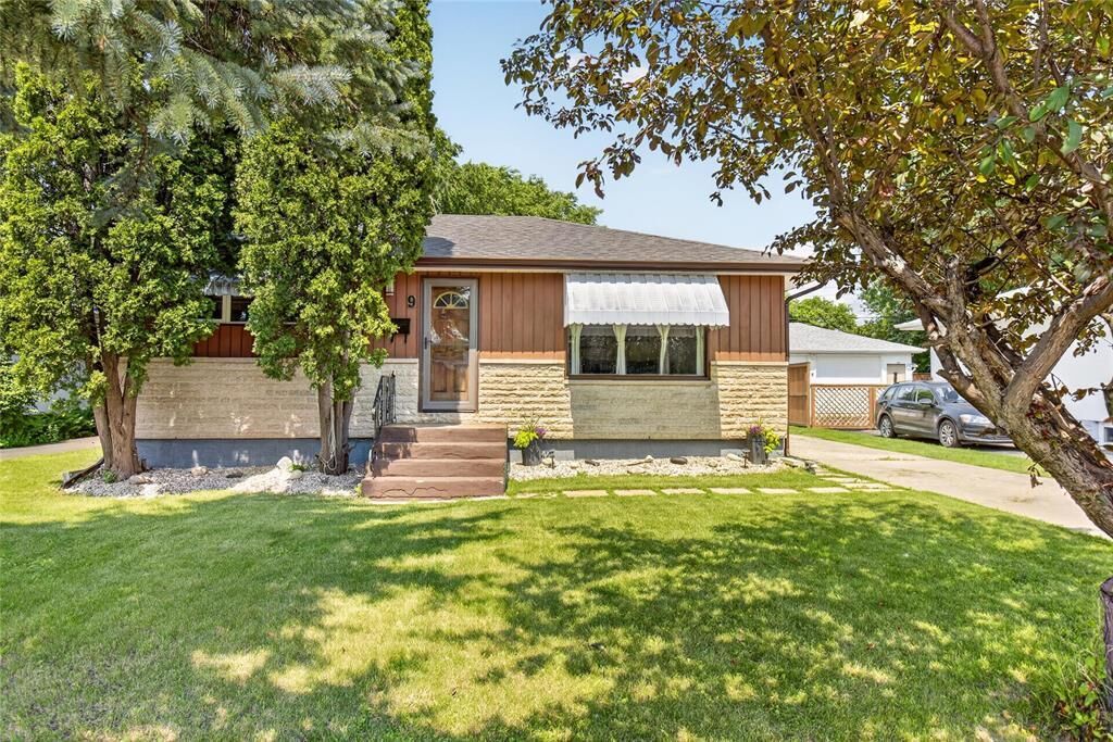 Property Photo:  9 Virden Crescent  MB R2C 2A3 