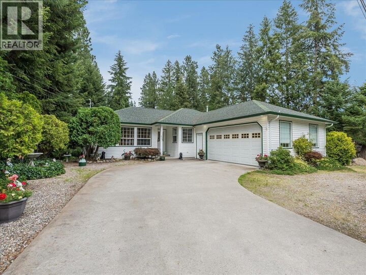 935 Pine Crescent — photo 1