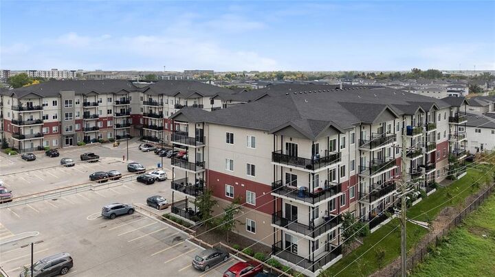 Property Photo: 60 Philip Lee Drive MB R3W 0R2