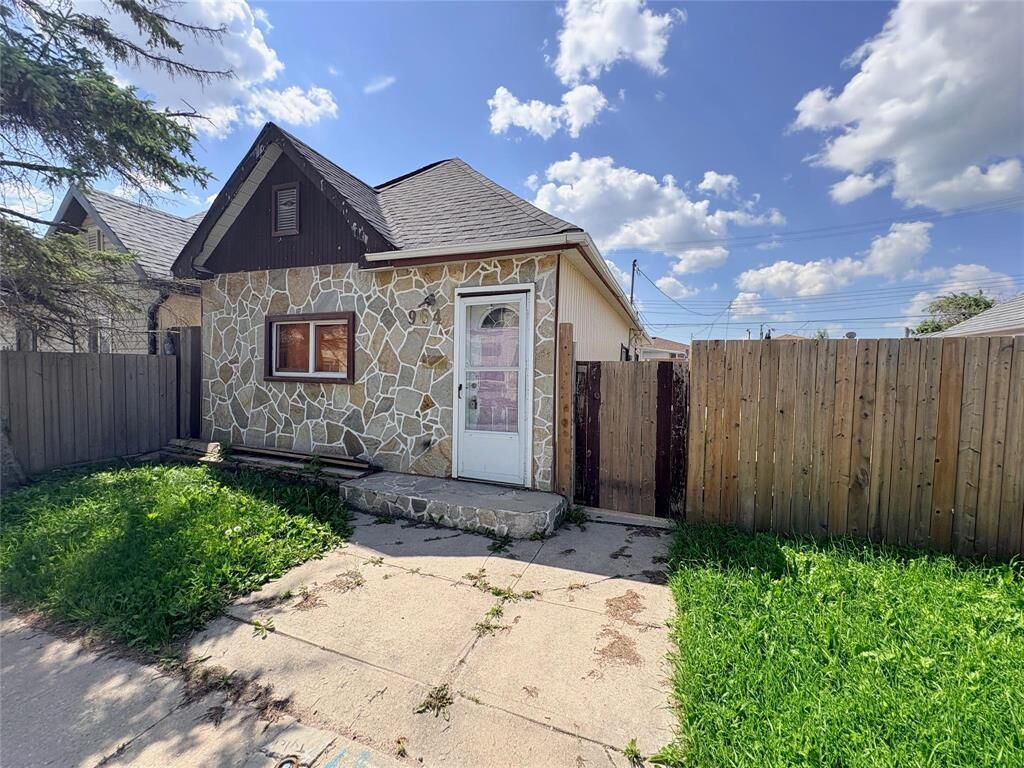 Property Photo:  964 Alexander Avenue  MB R3E 1K2 