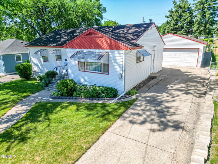 Property Photo:  2124 D Avenue E  ND 58501 