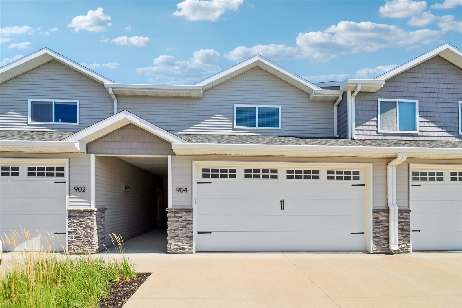 Property Photo: 904 Summerset Place IA 50125