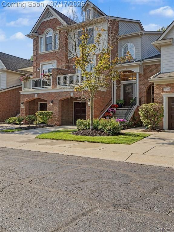 Property Photo:  37561 Newburgh Park Circle  MI 48152 1373 