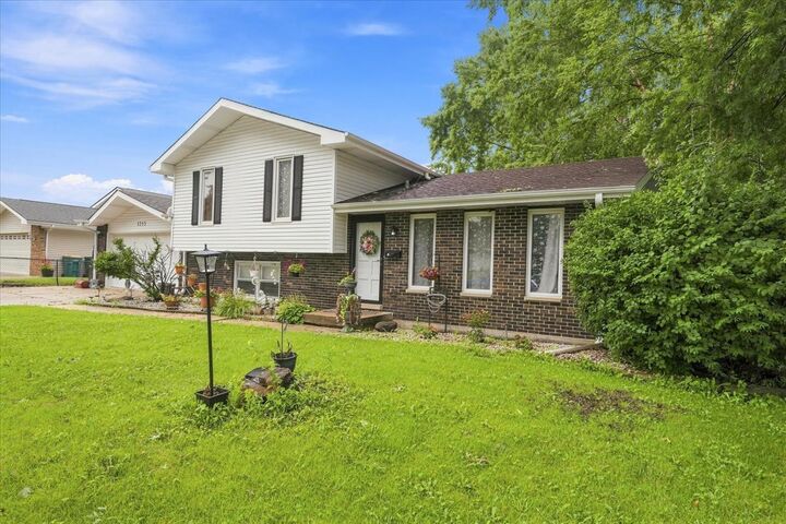 Property Photo: 1215 Devonshire Drive IL 60435