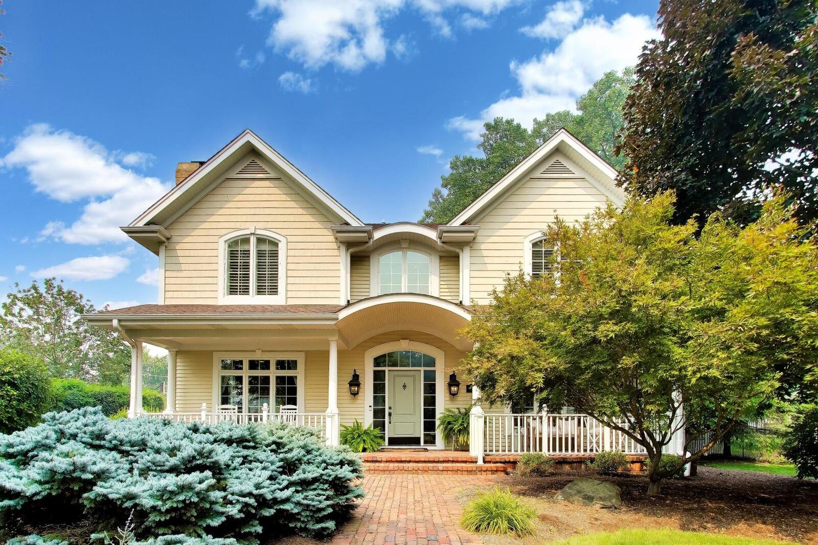 Property Photo: 1600 N Vail Avenue IL 60004