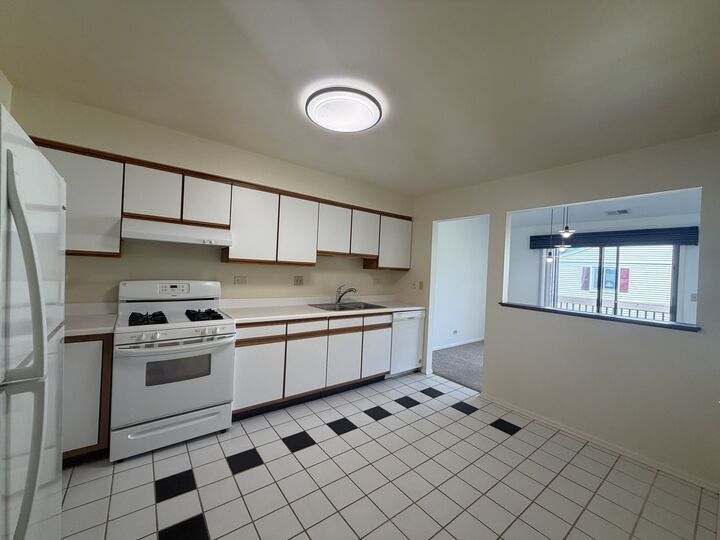 Property Photo: 995 S Pinetree Circle 995 IL 60089