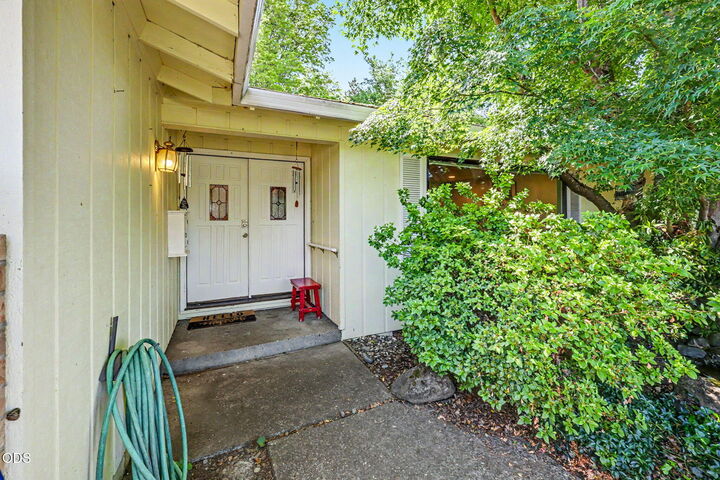 Property Photo: 1448 N Keene Way Drive OR 97504