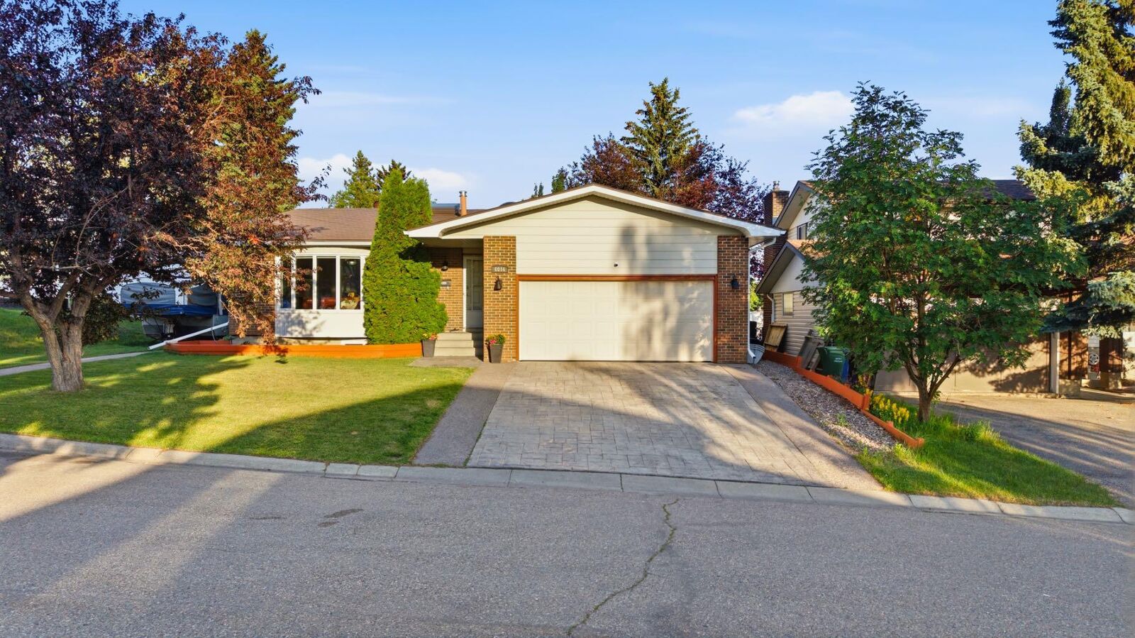 Property Photo:  6016 Dalcastle Crescent NW  AB T3A 1S4 