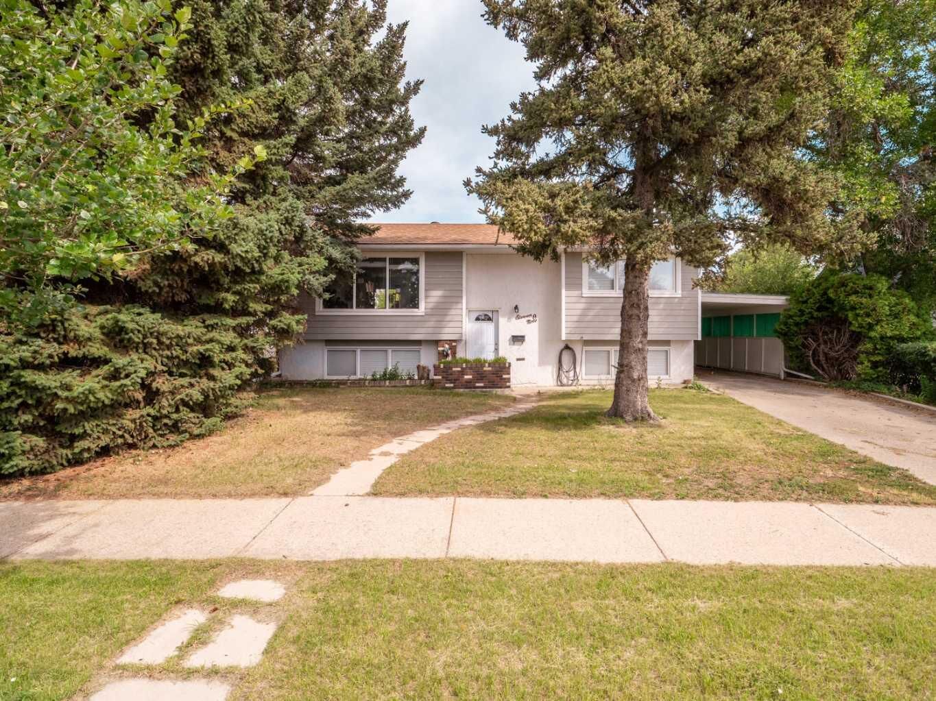 Property Photo:  1109 Lakemount Boulevard S  AB T1K 3S4 