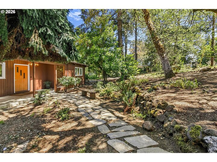Property Photo: 65 W 35th Pl OR 97405