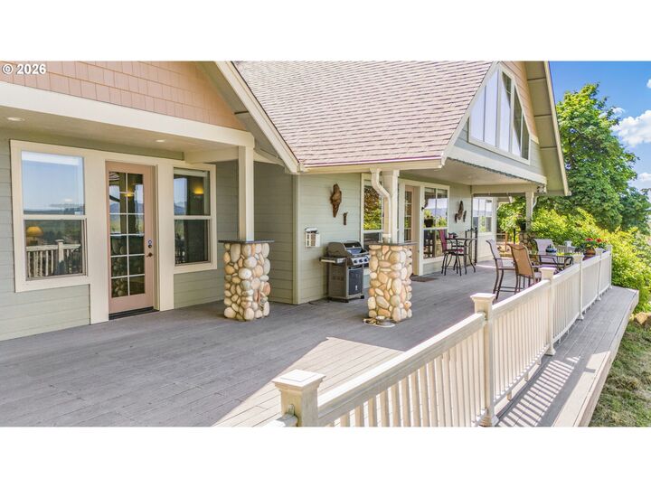 Property Photo:  733 Queens Ave  OR 97426 