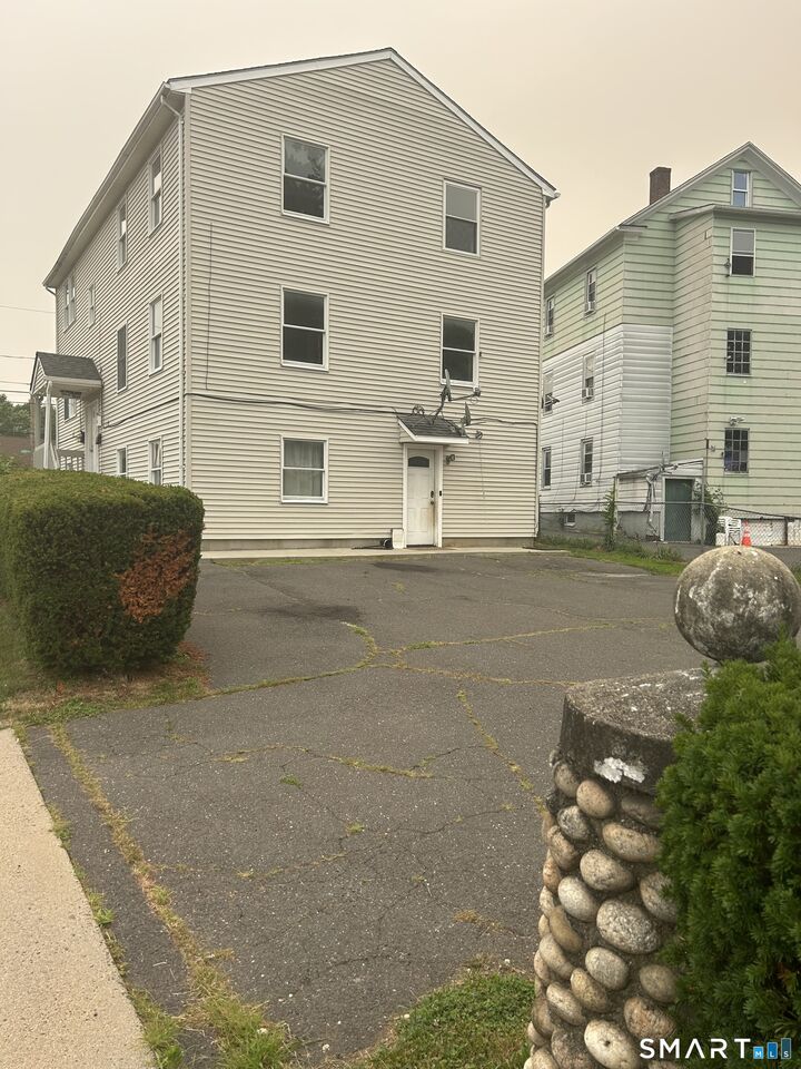 Property Photo:  204 Booth Street  CT 06053 