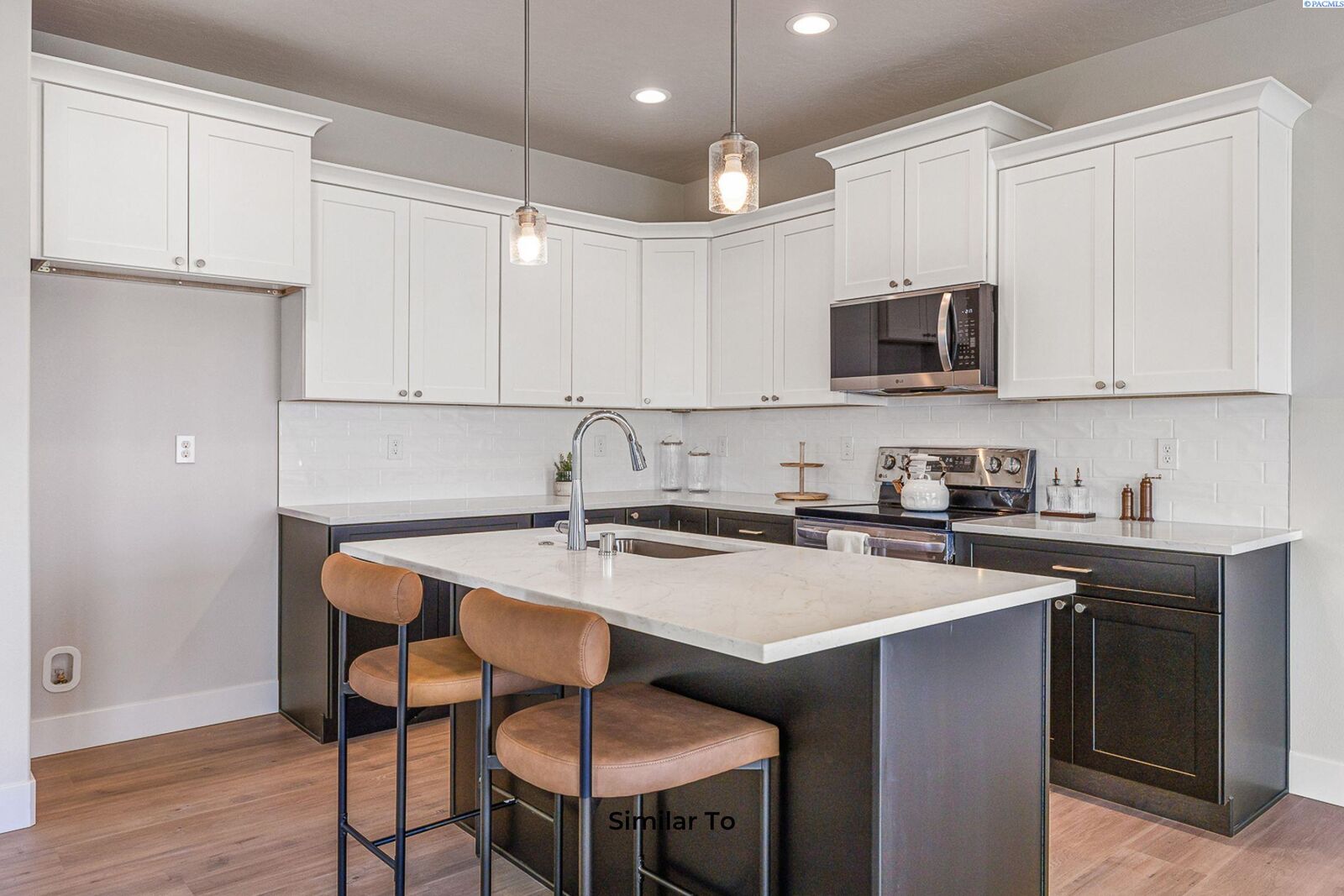 Property Photo:  7868 Grapevine Ct  WA 99353 