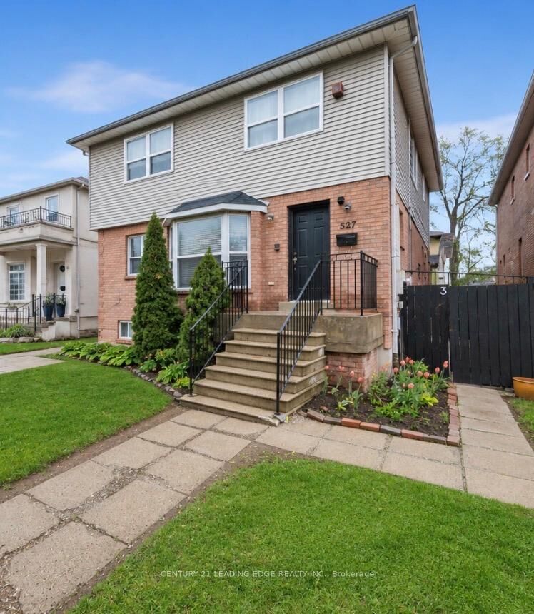 Property Photo:  527 Glengarry Avenue  ON M5M 1G2 