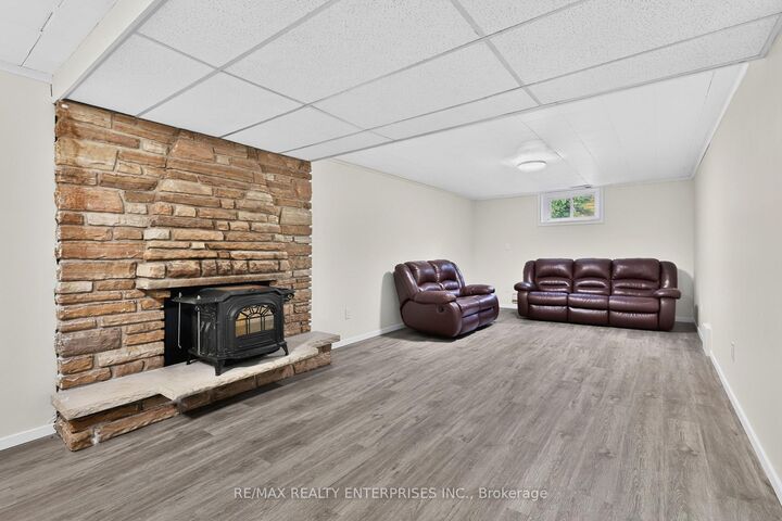 Property Photo: 975 Cresthampton Lane ON L5H 2X2