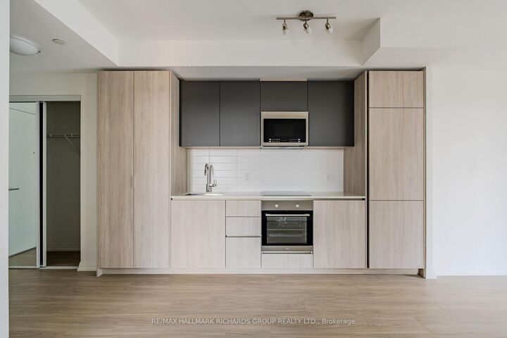 Property Photo: 28 Widmer Street 3023 ON M5V 2E7