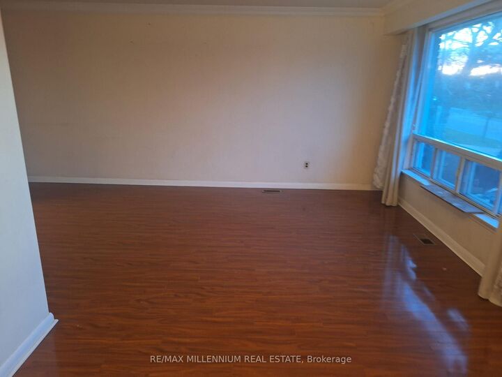 Photo de la propriété: 5 Brewton Road ON M1G 1W2
