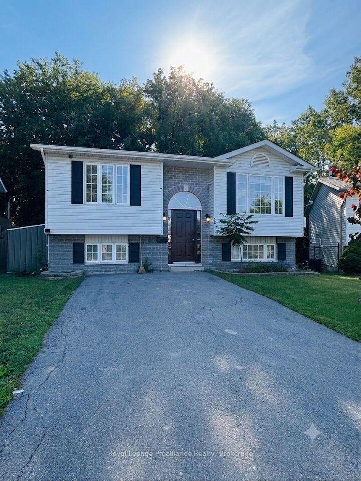 Property Photo: 19 Briardale Boulevard ON K8V 6R1