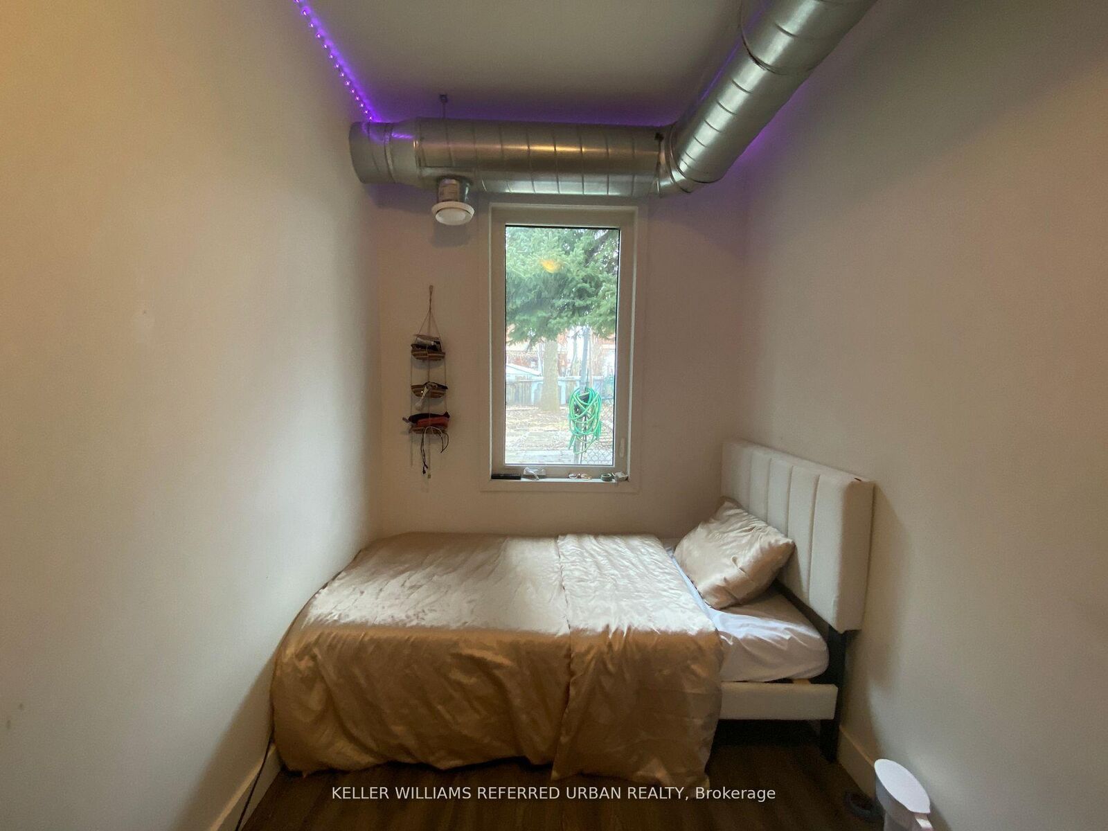 Photo de la propriété: 344 Bartlett Avenue N Room 3 ON M6H 3G7