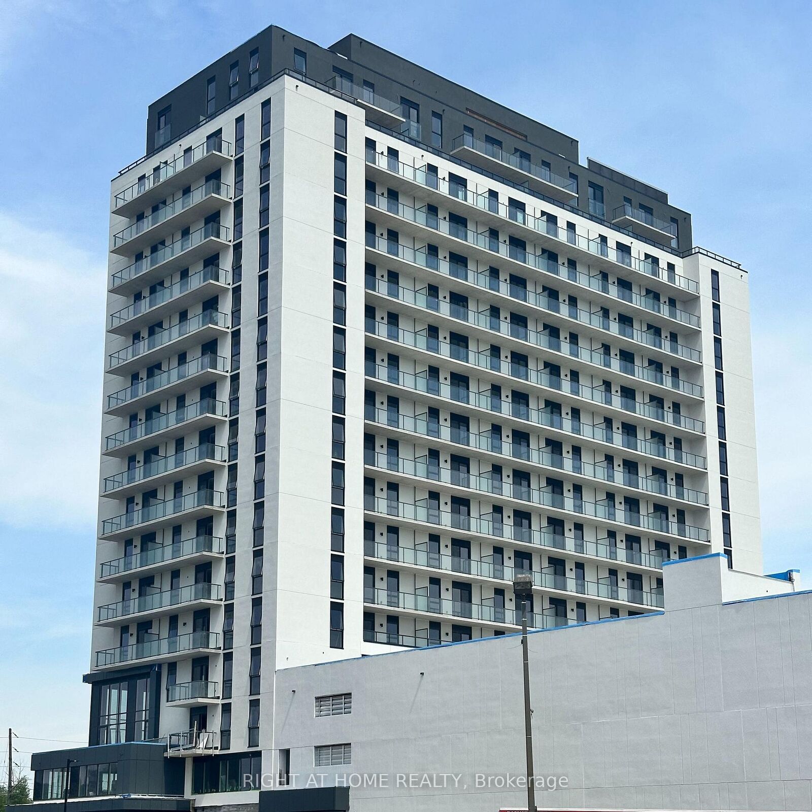 Property Photo:  33 Erie Avenue 811  ON N3S 0K7 