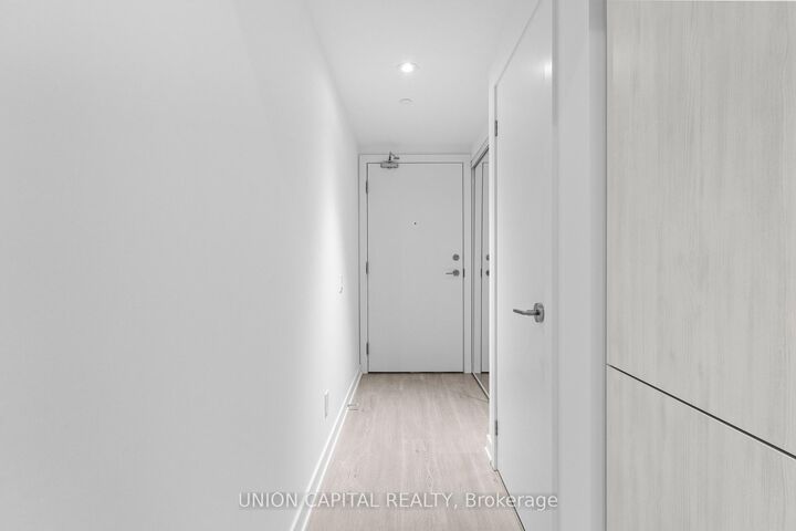 Property Photo:  8 Wellesley Street W 1007  ON M4Y 0J5 