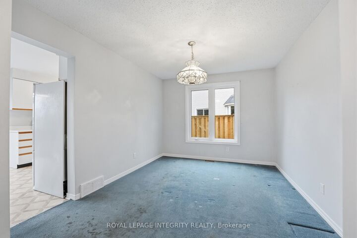 Property Photo:  2133 Lenester Avenue  ON K2A 4A9 