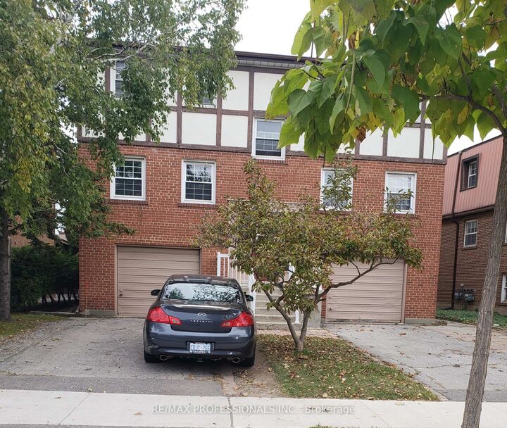 Property Photo: 8 Bridesburg Drive ON M9R 2K3