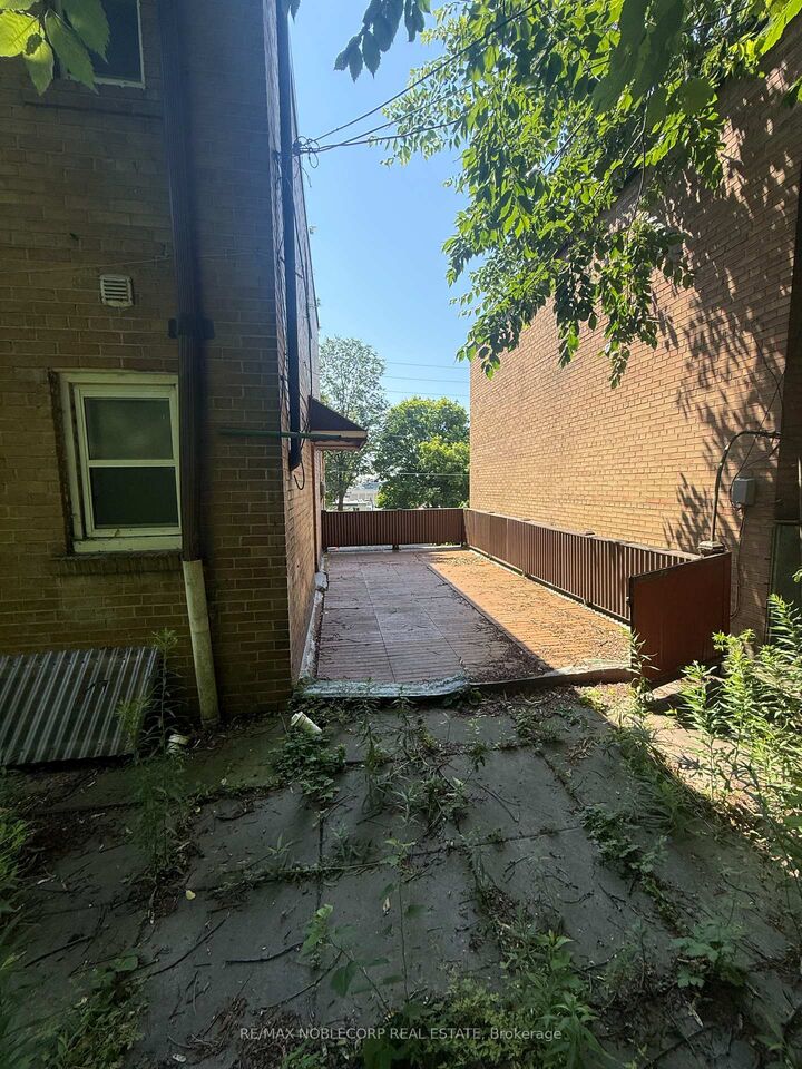 Photo de la propriété: 832 Davenport Road ON M6G 2B6