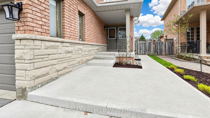 Property Photo: 6 Terrastone Court ON L7E 2H1